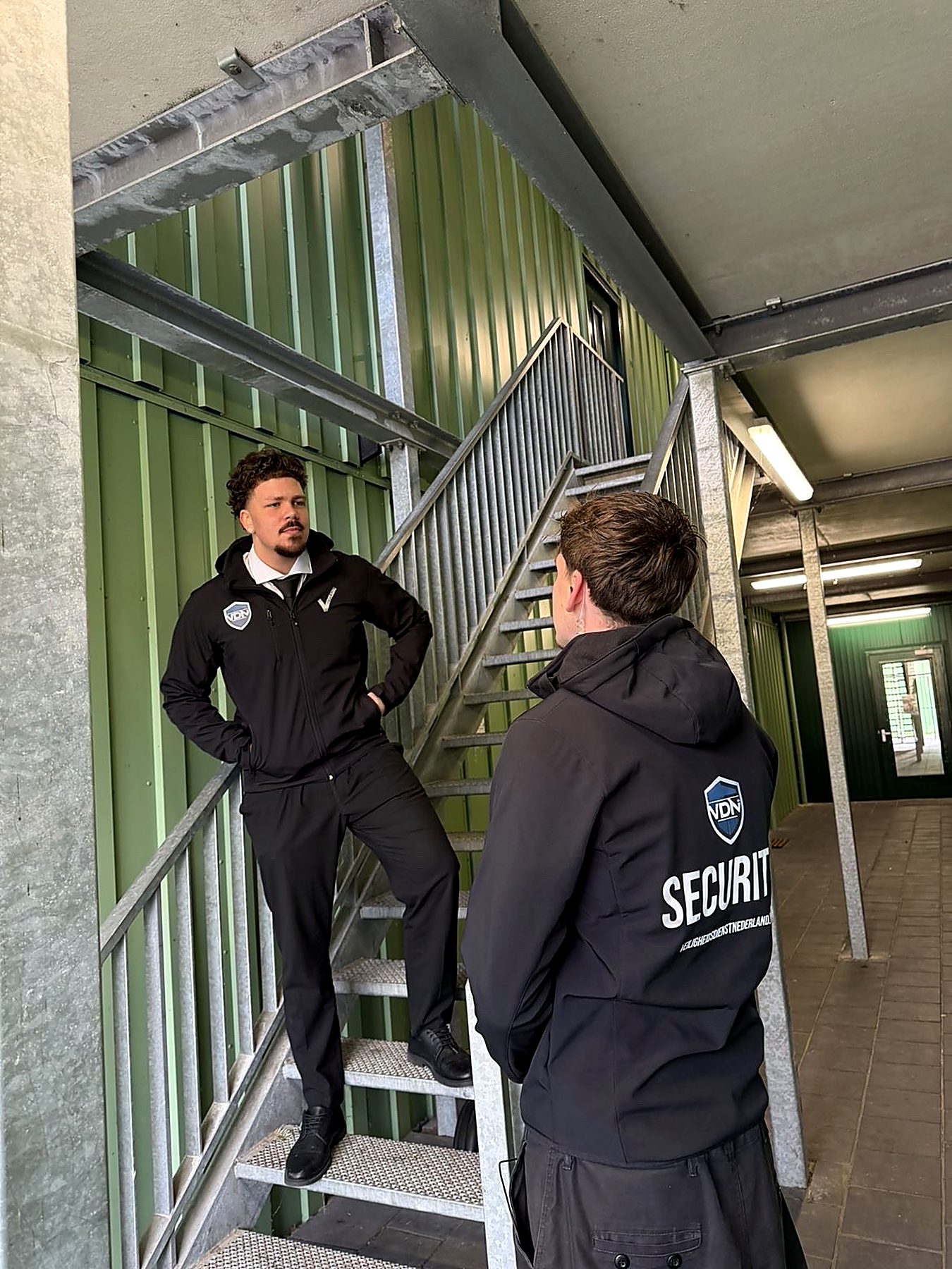 Beveiligingsteam van Veiligheidsdienst Nederland tijdens een briefing